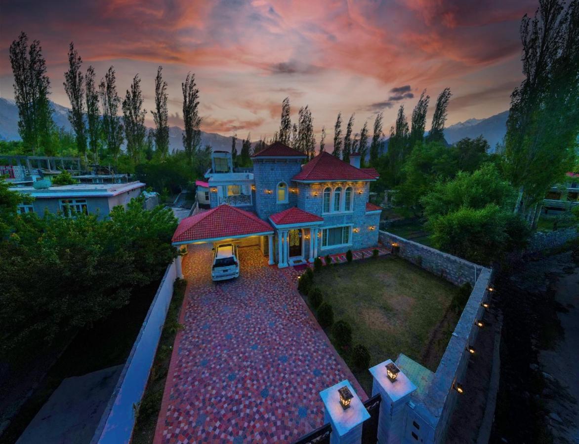 Arish Luxury Suites Скарду Екстериор снимка