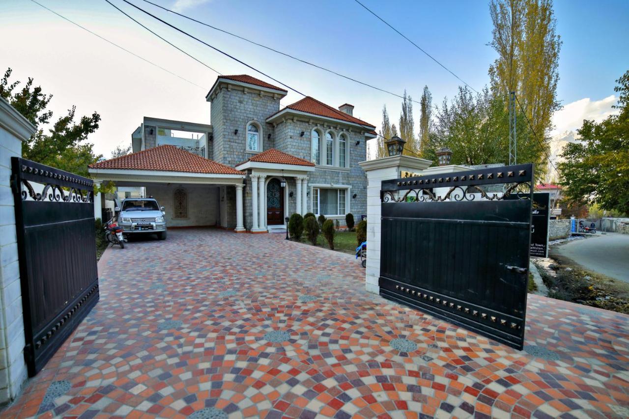 Arish Luxury Suites Скарду Екстериор снимка